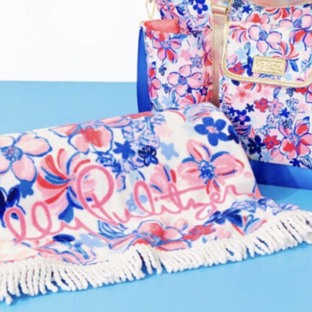 New Lilly Pulitzer GWP Beach Towel Resort White Party Like A Lobstar NEW - Picture 2 of 2